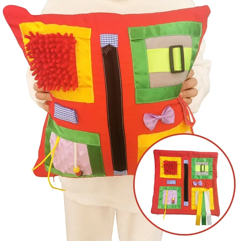 Coussin sensoriel alzheimer multicolore tenu par une personne, éléments tactiles visibles