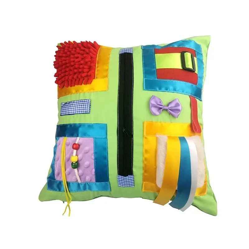 Coussin sensoriel alzheimer multicolore tenu par une personne, éléments tactiles visibles couleur verte